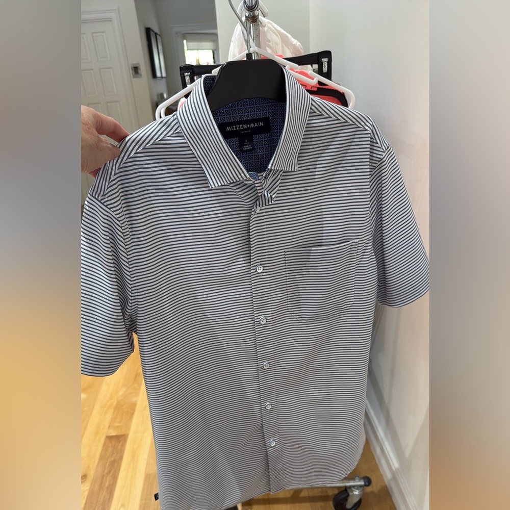 Mizzen+Main Blue and White Men’s Casual Button Down Shirt. Size small Trim